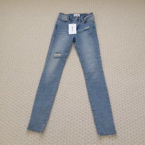 New with tag FRAME high waist distressed skinny jean with frayed hem